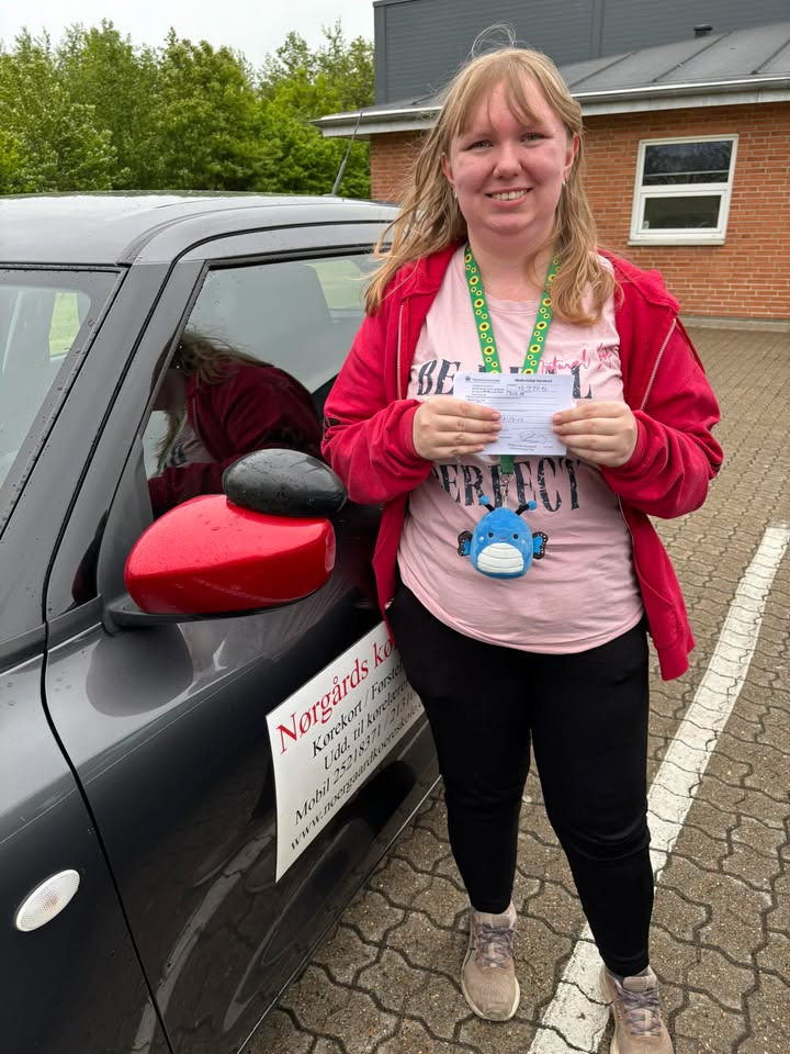 Nørgaards Køreskole fejrer stolt Maria Hansens nye kørekort i Sdr. Saltum