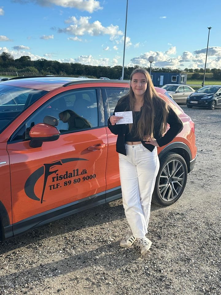 Isabella Michaelsen bestod køreprøven i første forsøg hos Frisdal Køreskole I/S