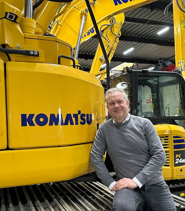Scantruck A/S fejrer Kasper Vissing for 15 års jubilæum som produktchef på Komatsu