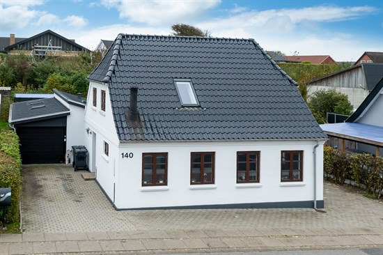 Flot renoveret bolig med dejlig sydvendt terrasse samt hyggelig have