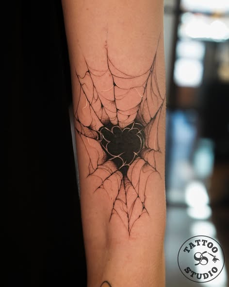 Tattoo Studio 96 præsenterer elegant spiderweb-design af Quentin