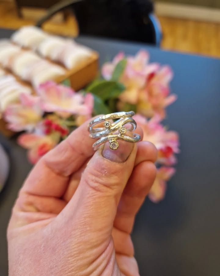 Guldsmed Ø præsenterer eksklusive sølvsmykker med diamanter og perler