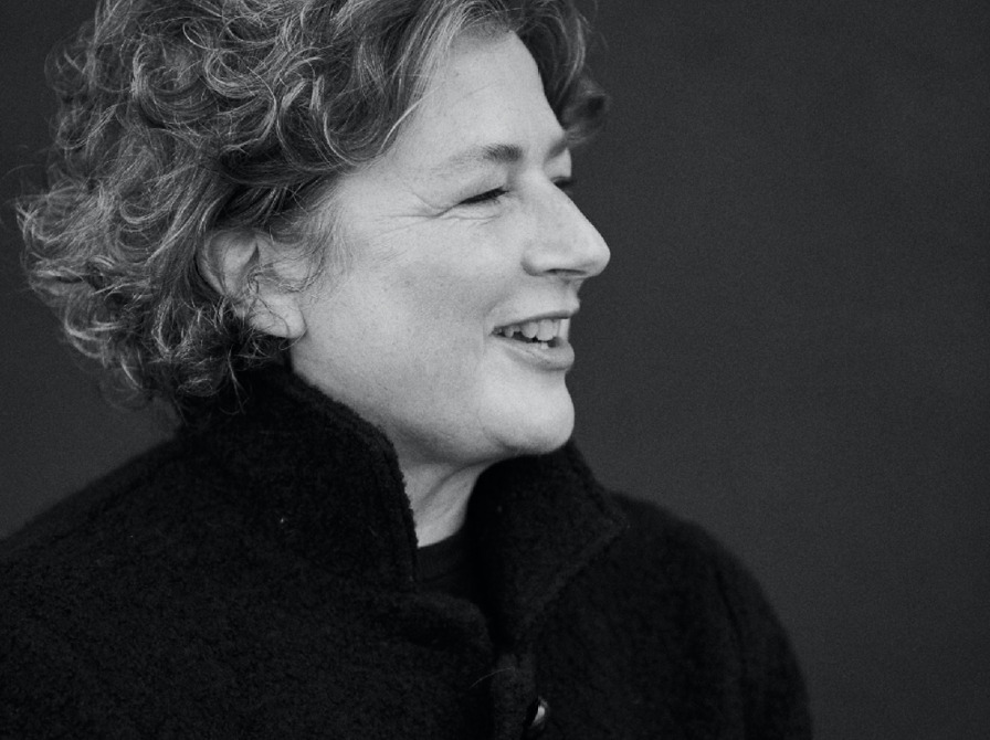 Romandebut med lokale rødder: Lisbet Kjær Johansen besøger Vinderup Bibliotek