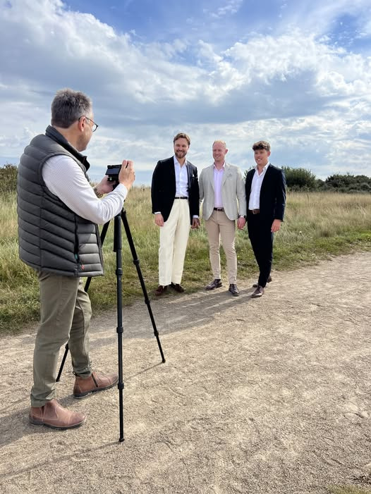 John Frandsen Ikast opdaterer personalefotos i det gode vejr