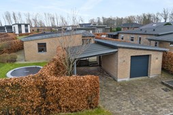 Flot arkitektonisk villa med garage og privat have