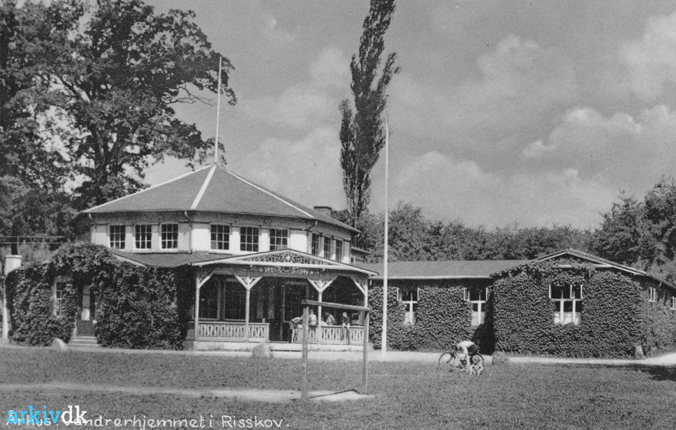 Pavillionen i Riis Skov - Fra populært etablissement til kummerlig flygtningelejr