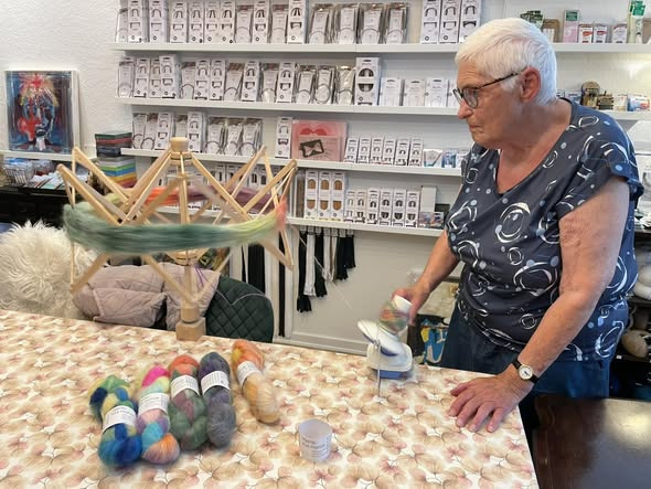 Craftdesign viser håndfarvet Hjertegarn Kid Mohair frem i butikken