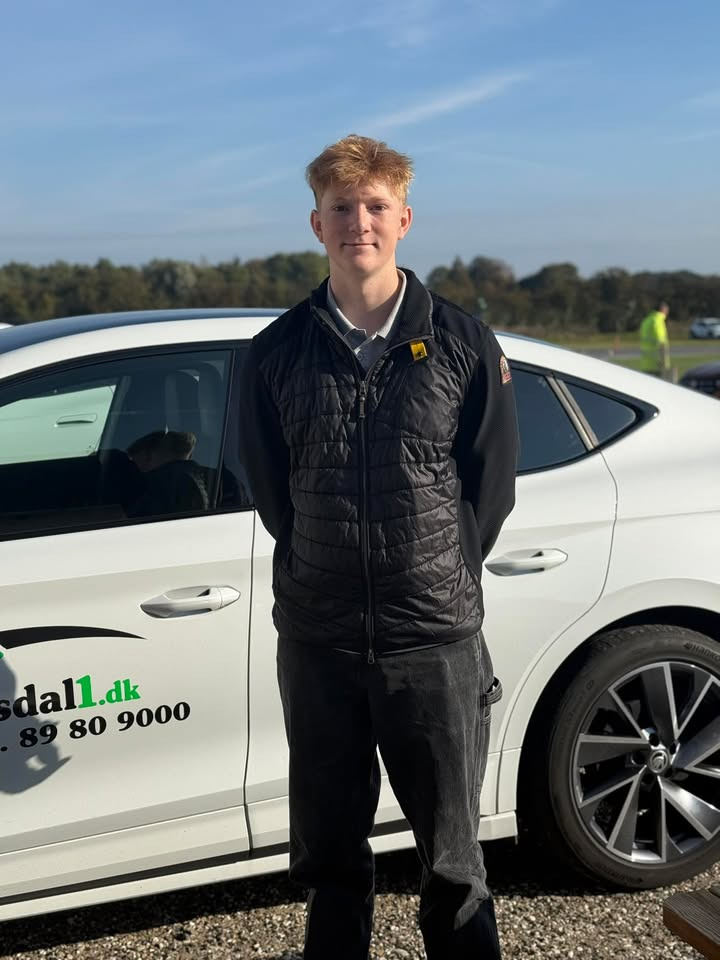 Frisdal Køreskole I/S fejrer Silas' nye kørekort
