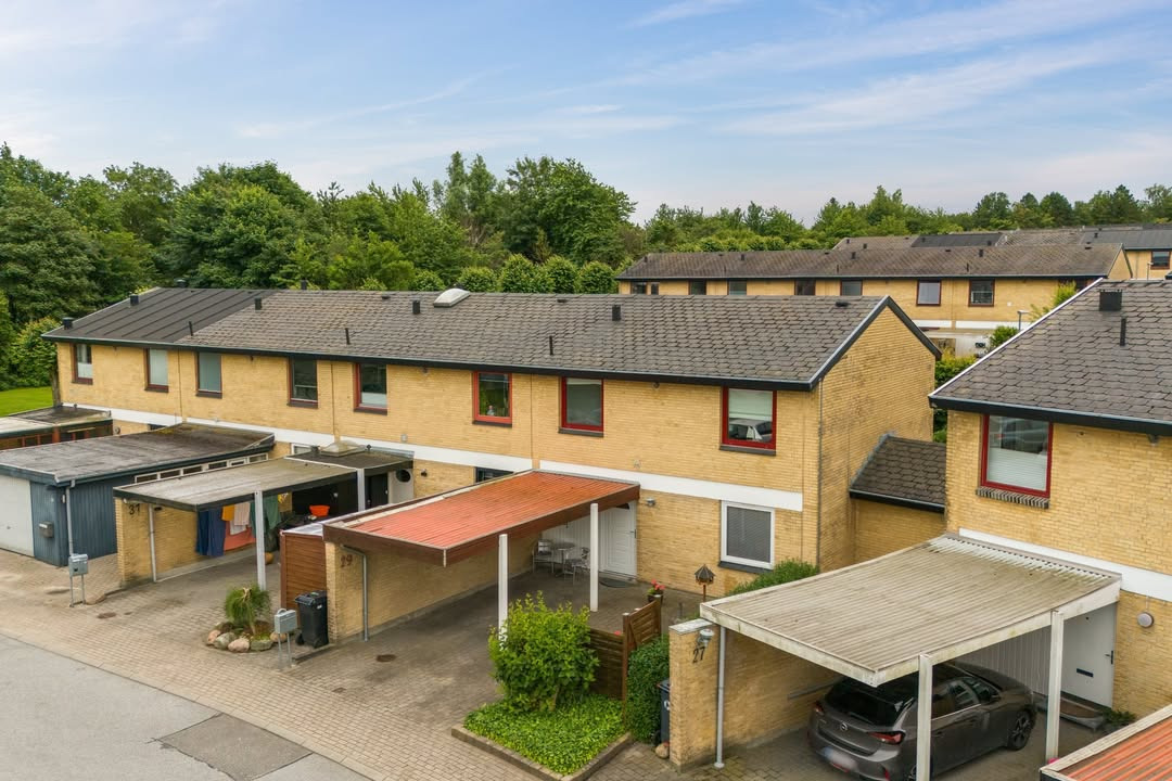 Ejendomsmæglerne Hansen & Thoft præsenterer familievenligt rækkehus i Aalborg SØ