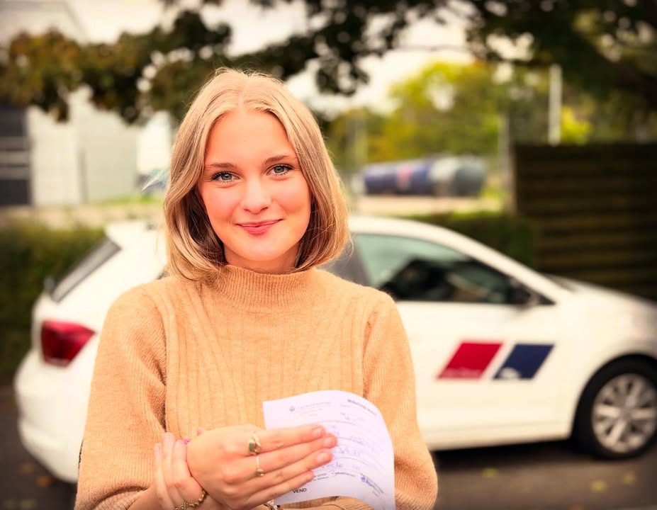 Lets Drive ønsker Benedicte tillykke med kørekortet og takker for stolthed