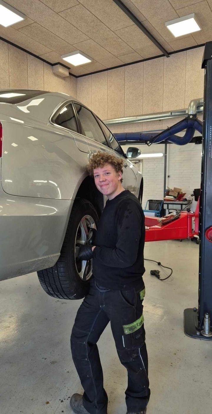 Tårs Autoteknik byder velkommen til praktikelev Liam fra 9. klasse