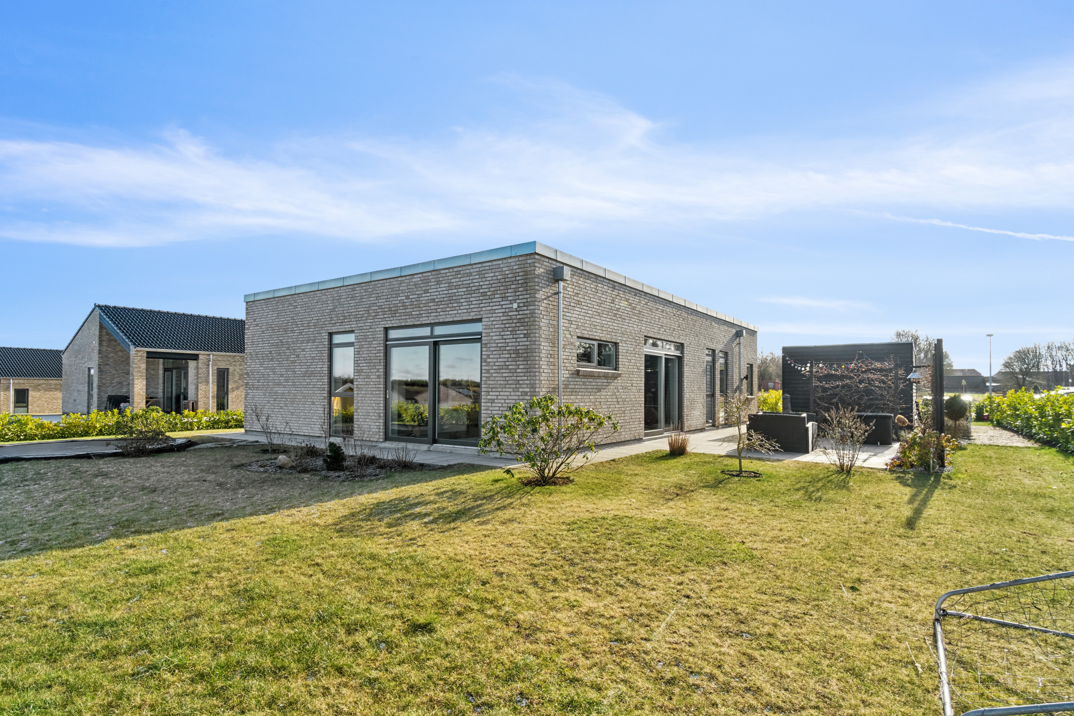 Nyere indbydende villa med velanlagt have i skønt kvarter