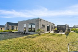 Nyere indbydende villa med velanlagt have i skønt kvarter