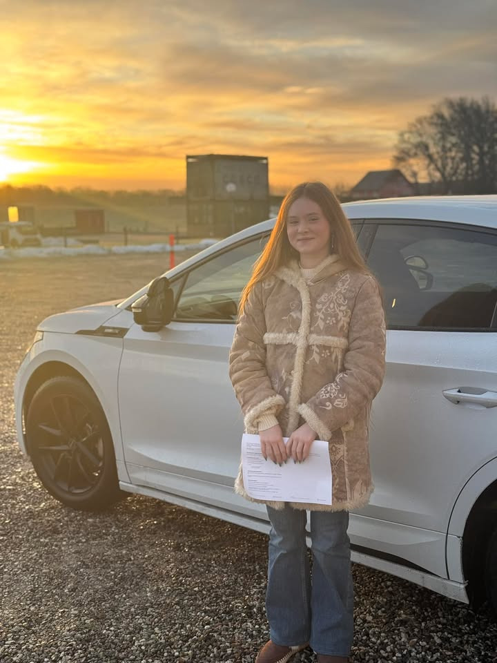 Frisdal Køreskole I/S fejrer Victoria som ny bilist efter første forsøg uden ekstralektioner