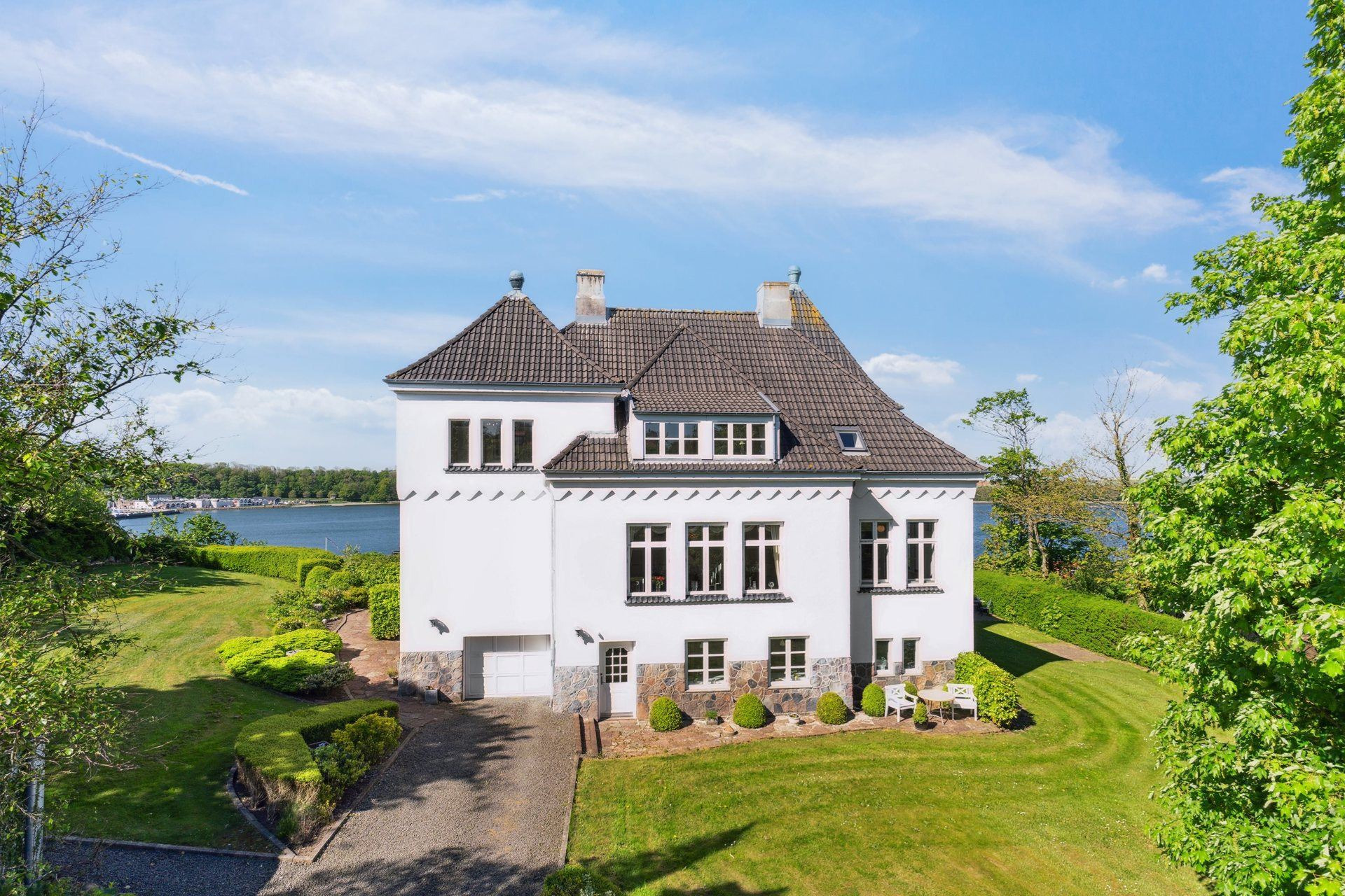 En ren boligdrøm på [m² på dyreste bolig] m² til 9,3  mio. kroner er nu komme til salg i Lemvig: Se hvor de dyreste boliger til salg i Lemvig er