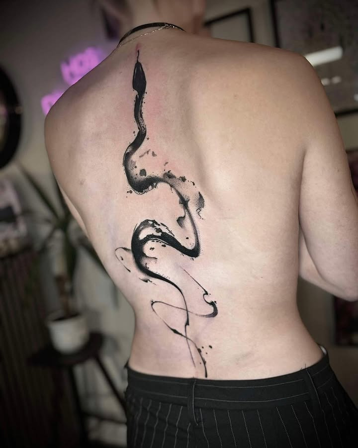 Hos Din Tatovør præsenterer abstract snake tatovering af Andrej