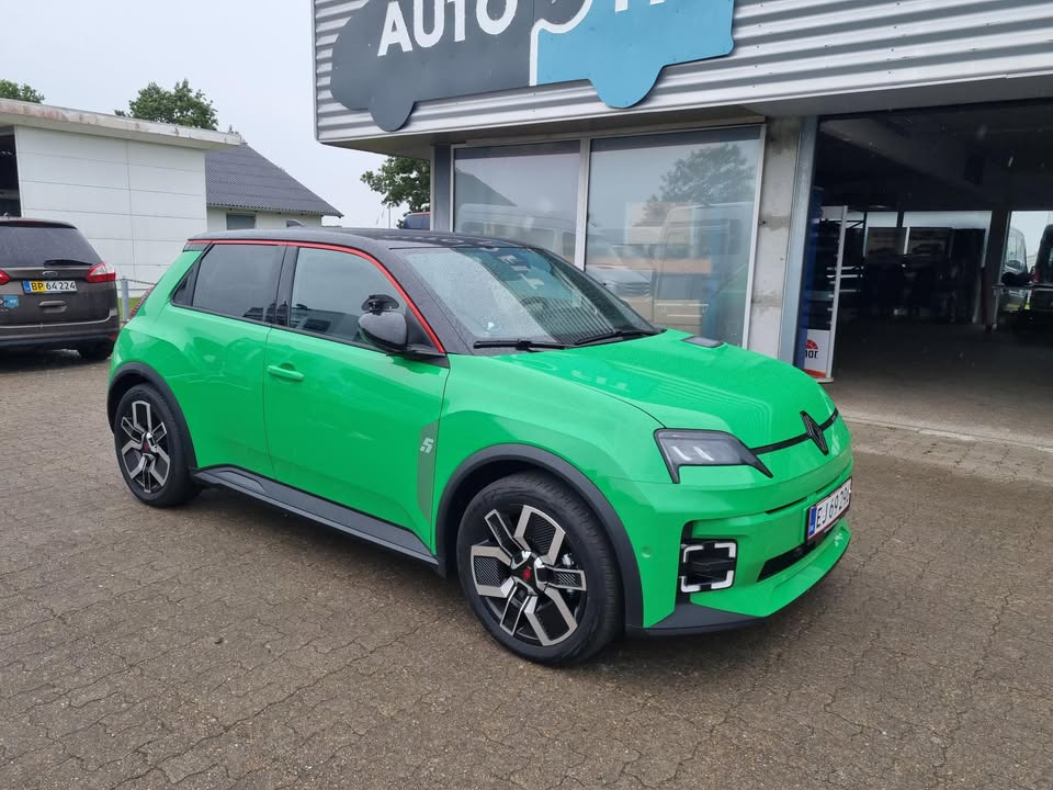 AutoFit A/S lancerer Danmarks første skolevogn med ny Renault 5