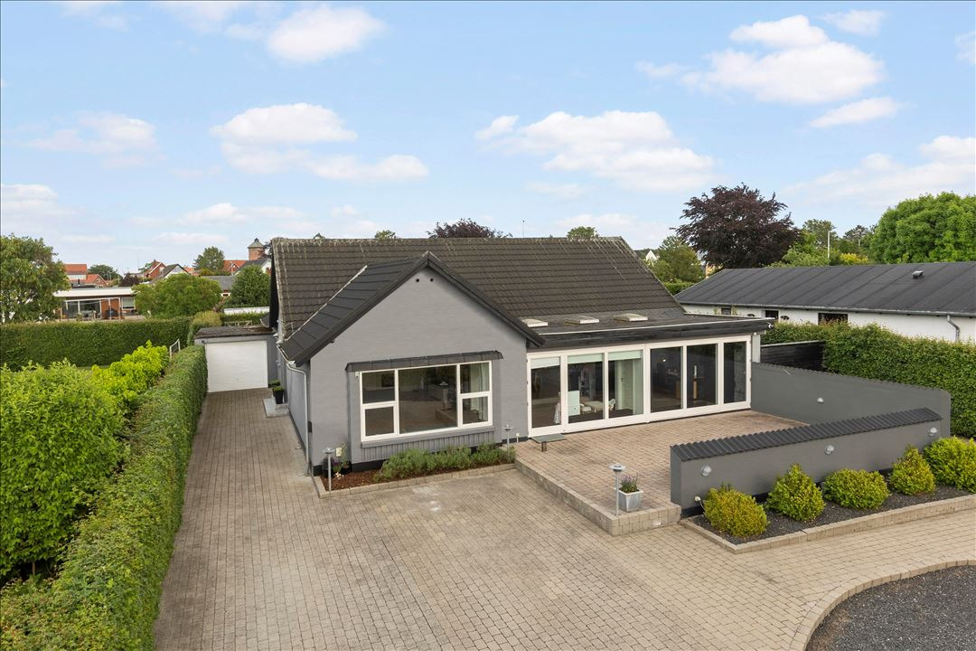 Til salg hos EDC DANEBO: Villa med god kælder i attraktivt kvarter