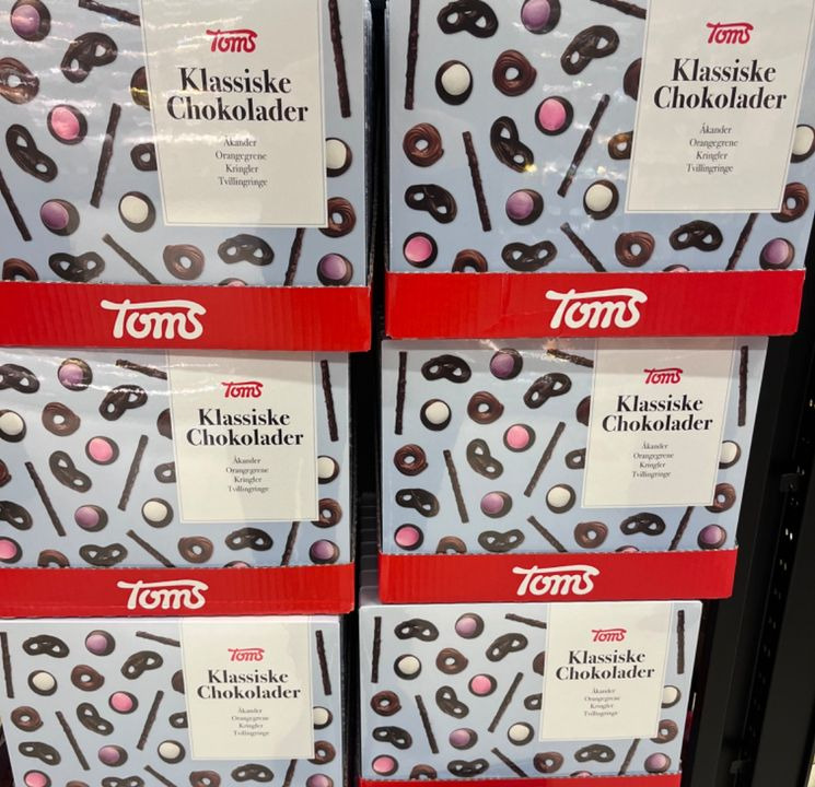 Meny Hobro sælger Toms chokolader til vanvittig pris på 30 kr per kasse