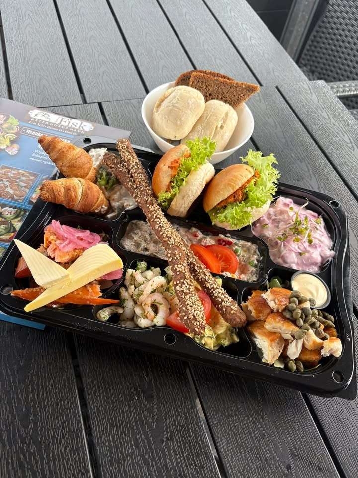 Havnens Fisk Øster Hurup tilbyder pinseplatte til 2 personer for 299 kr.