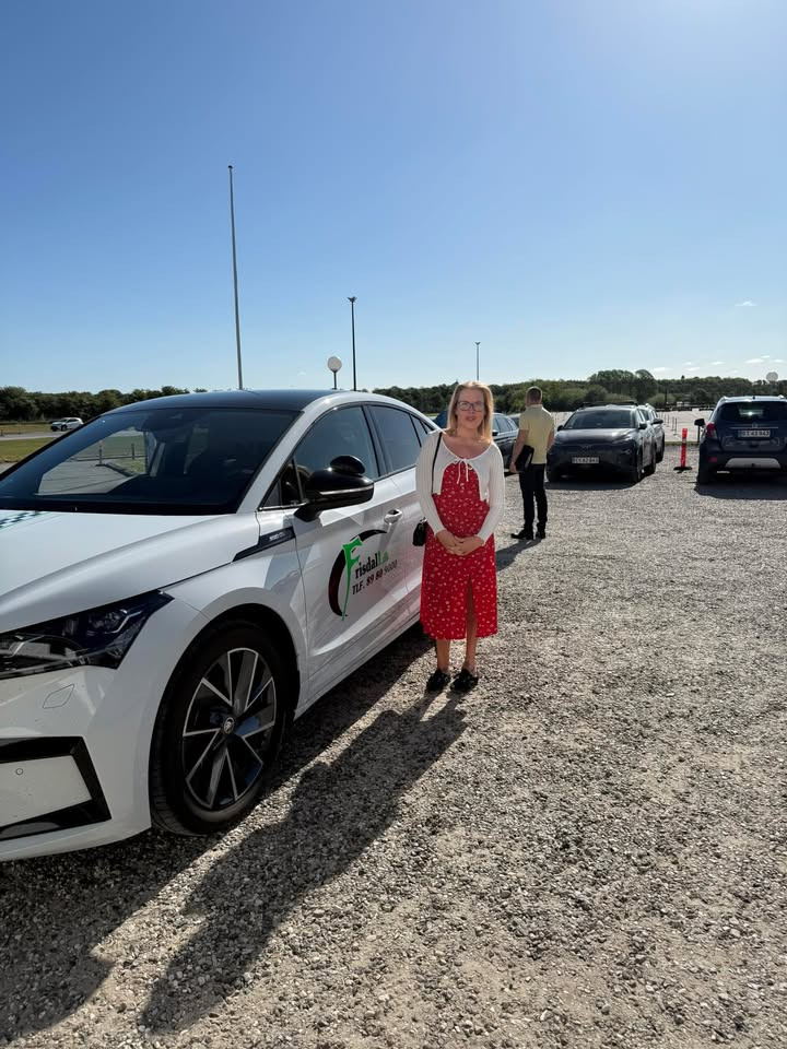 Frisdal Køreskole I/S fejrer Coco for færdiggørelse af køreprøve på under 7 uger