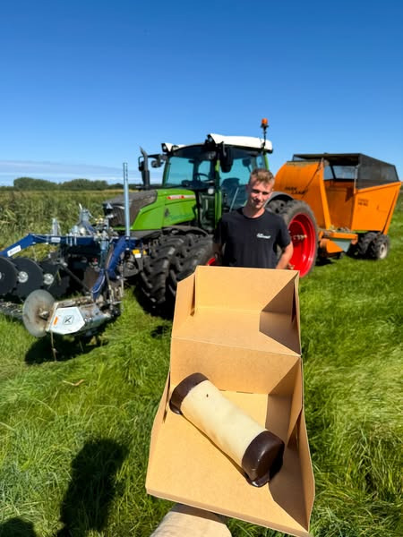 Skovbygaard A/S: En travl dag i marken med højt græs og træstamme-modtagelse