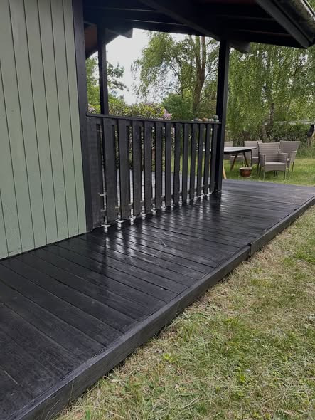 Øens Håndværkercentral Aps tilbyder terrasseslibning med sort oliebehandling