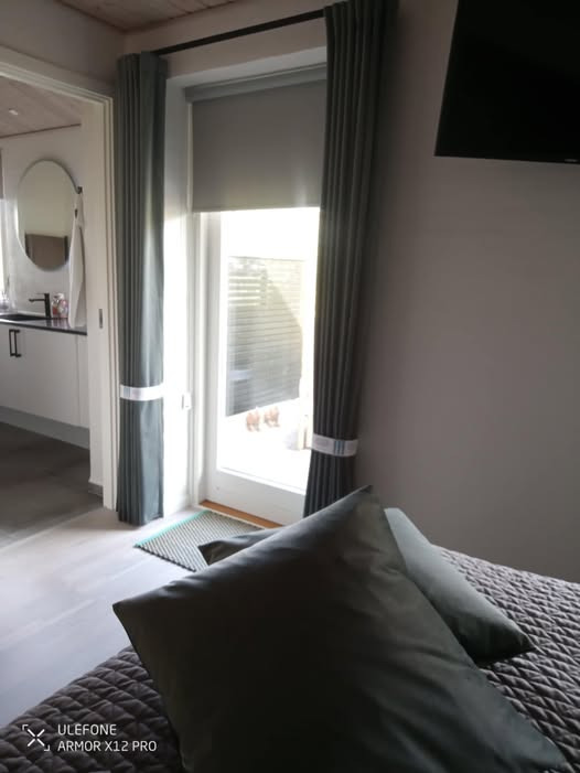 Gardin & Interiør Huset fremhæver elegant indretning med velour gardiner og matchende puder