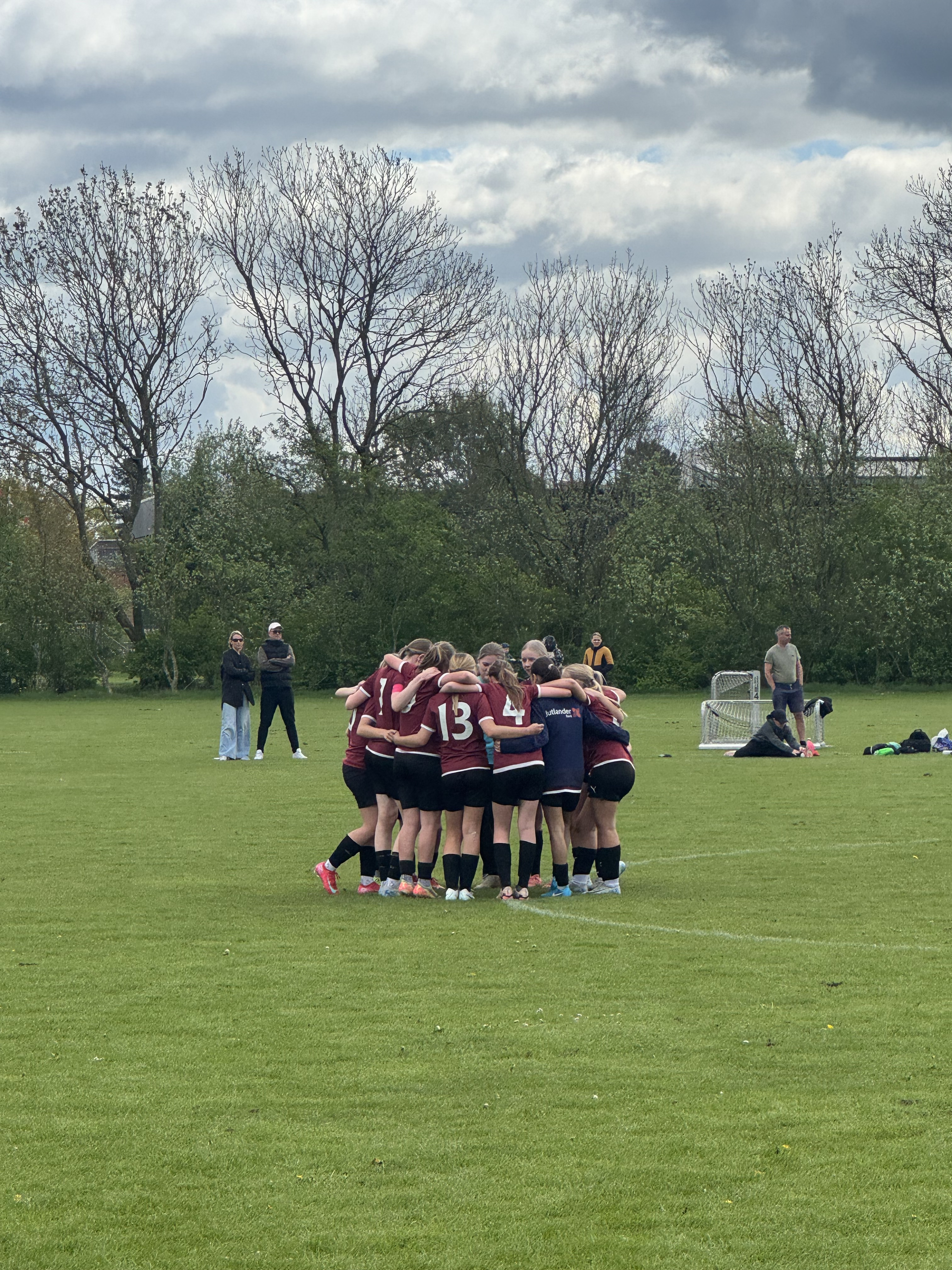 Fyrkat Q triumferer i Varde: Emilie Lindhardt sikrer sejren med to mål