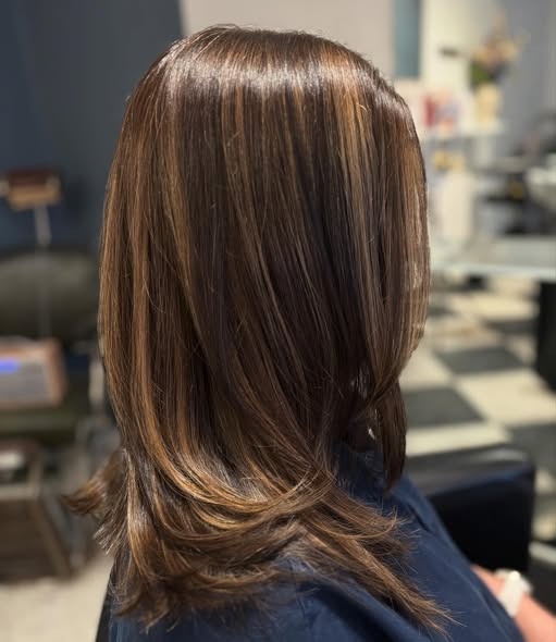 Chlou forvandler Mettes hår med mørk helfarve og balayage-effekter