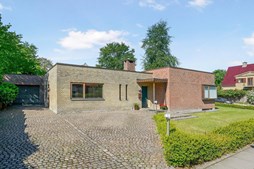 Unik, arkitekttegnet funkisvilla på Kong Christian Alle til salg hos Ejendomsmæglerne Hansen & Thoft