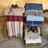 Julegaver der luner: Fjerrenseriet tilbyder rabat på uld-plaider fra Arctic