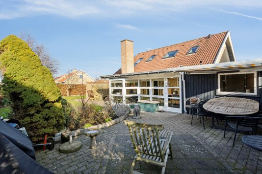 Denne indbydende villa på 144 m² med fire værelser er ideel til familier. Den lyse stue, moderne køkken og skønne udestue skaber en varm atmosfære. Haven er perfekt til afslapning og leg. Beliggenhede