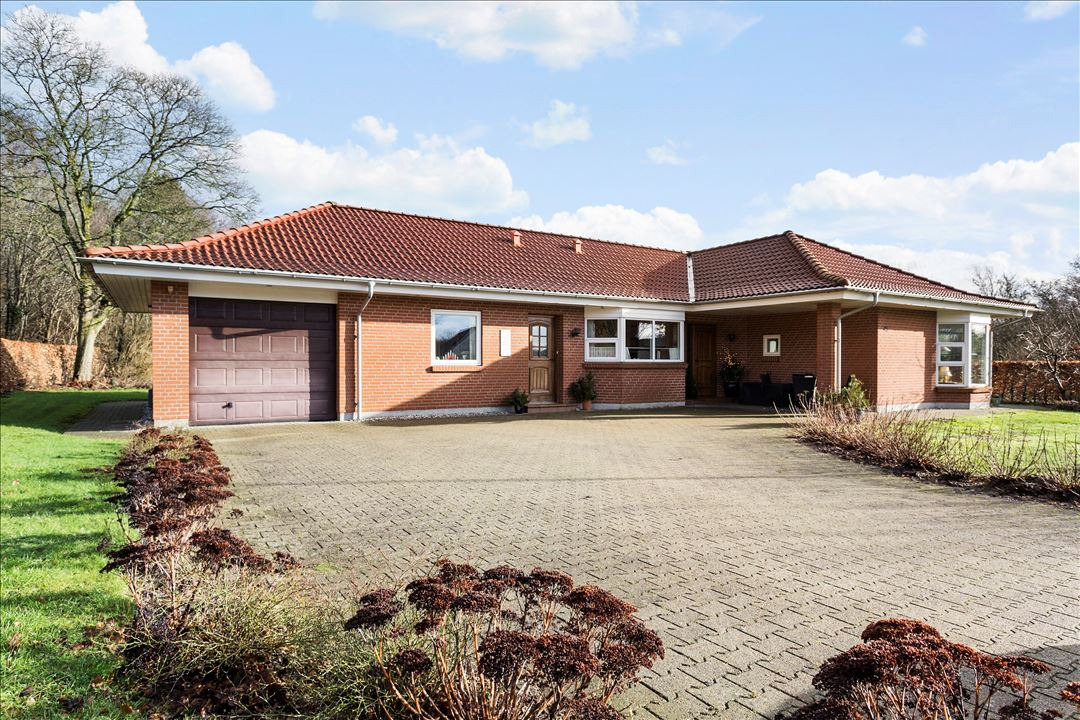 Velholdt og godt indrettet villa på dobbeltgrund i Andst