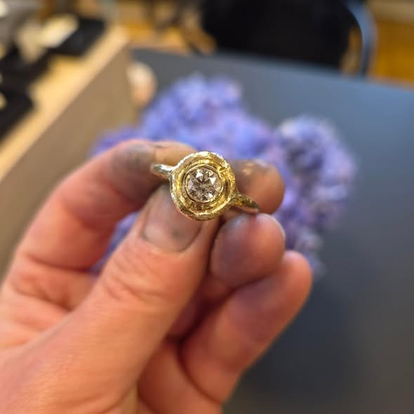 Guldsmed Ø inviterer til uforpligtende tilbud på diamantringe