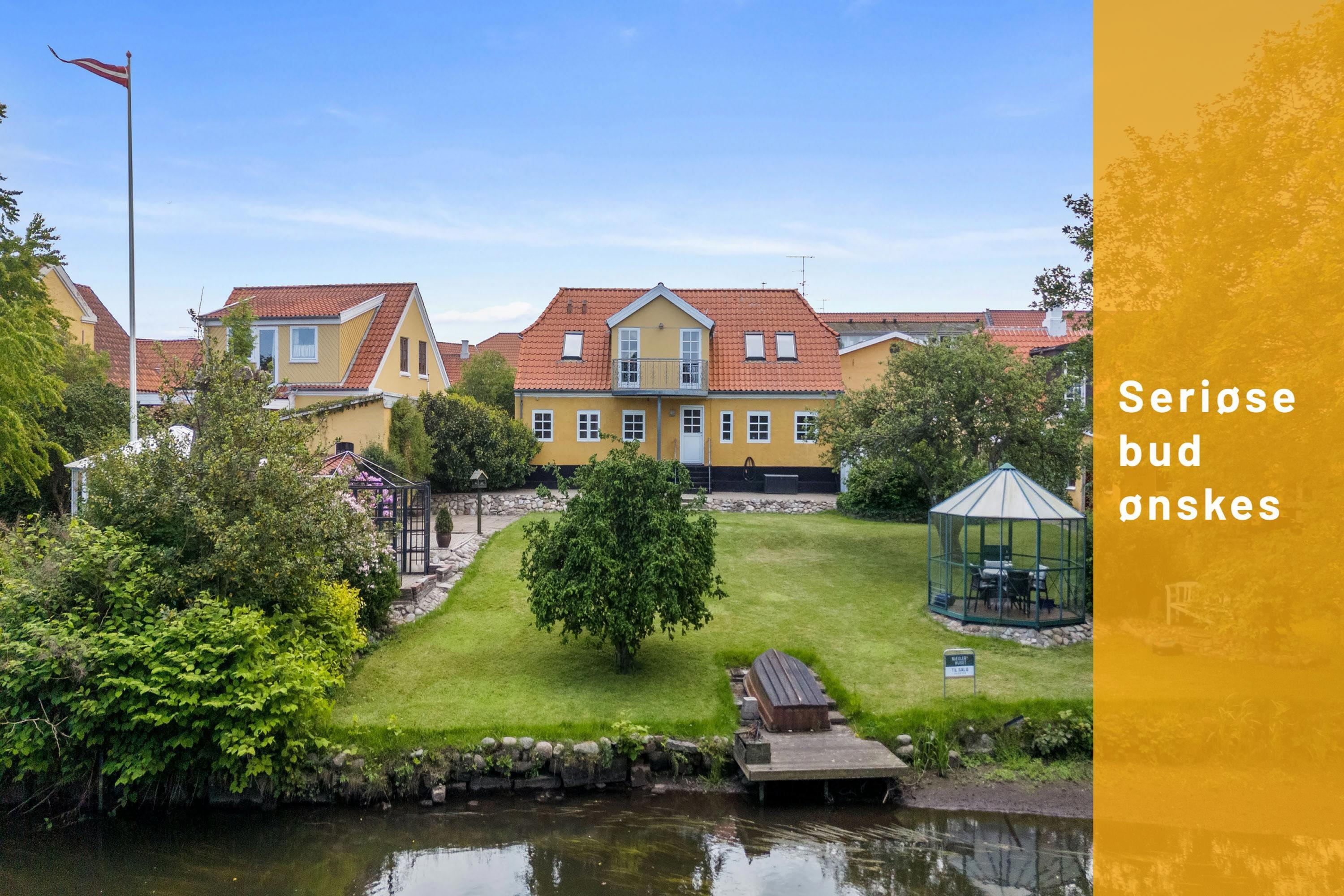 Unik villa i hjertet af Sæbys gamle bydel – med åen i baghaven