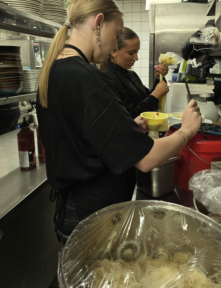 Café Tidslös: Chloe og Mathilde klar til at servere frokost fra morgenstunden