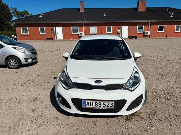 JM Autokommission sælger Kia Rio 1.4 benzin fra 2013 til 18.000 kr