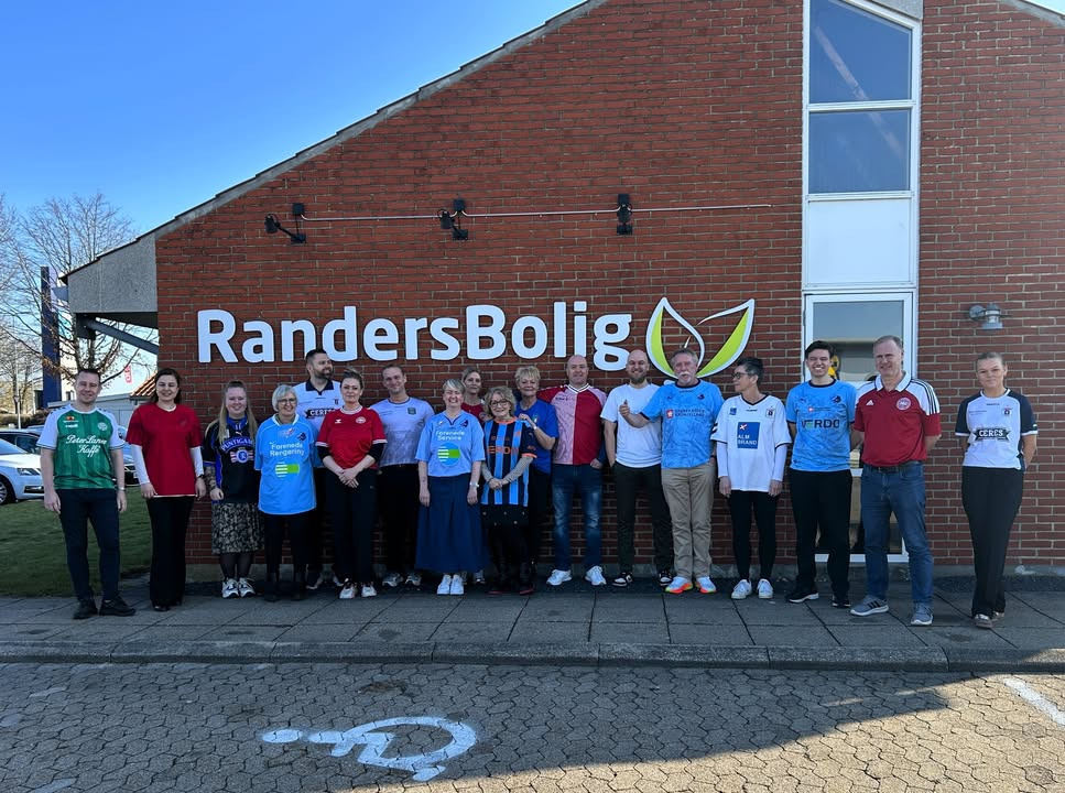 RandersBolig støtter børn med fodboldtrøjedag på kontoret