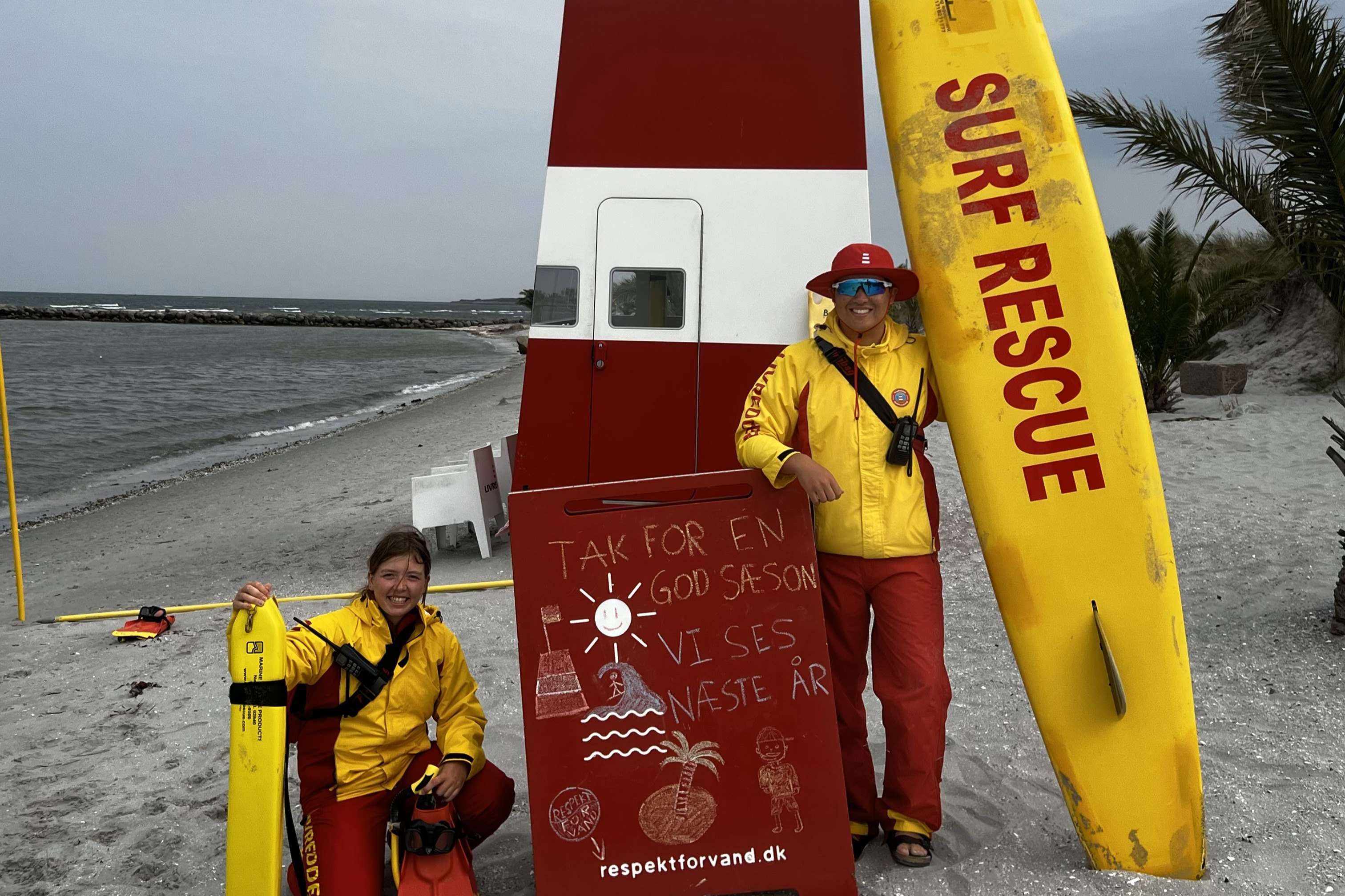 Livredderne på Rindby Strand takker af for i år: Vinden skabte farlige situationer for badegæsterne