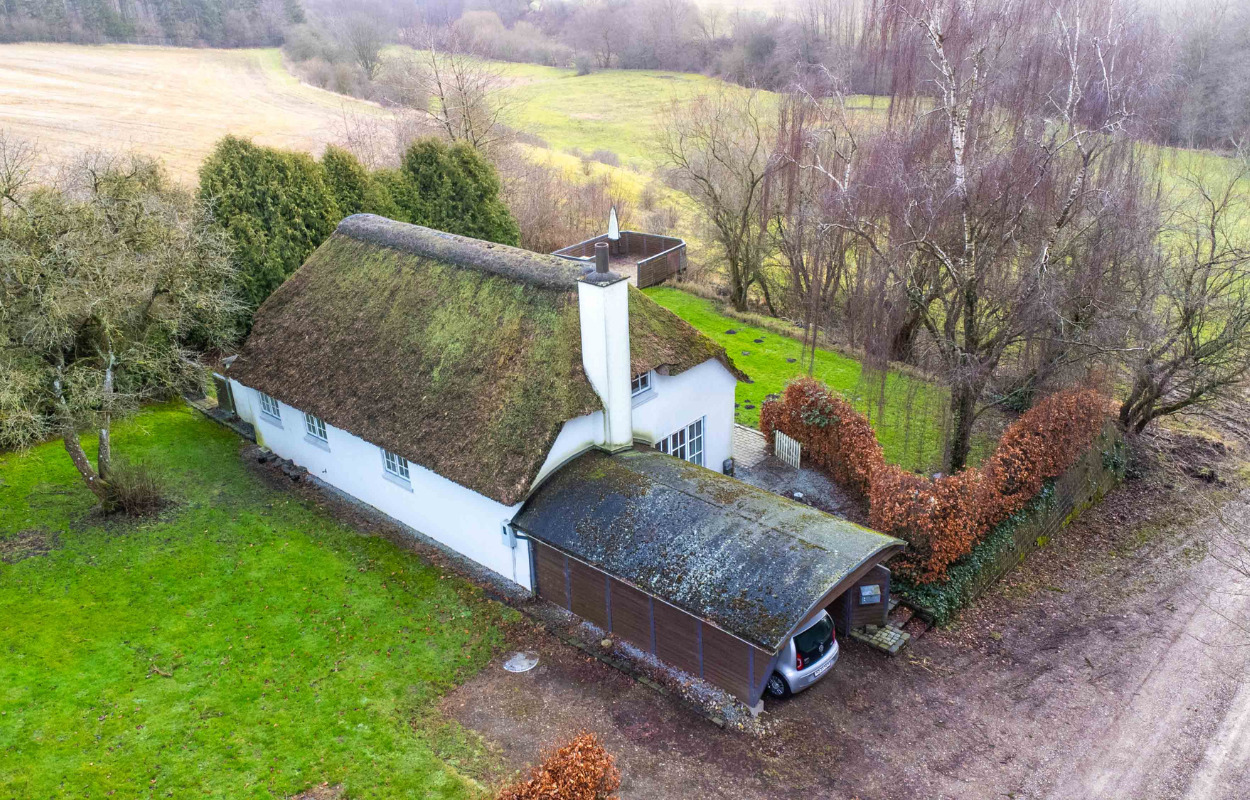 Flot og charmerende ejendom med idyllisk beliggenhed til salg