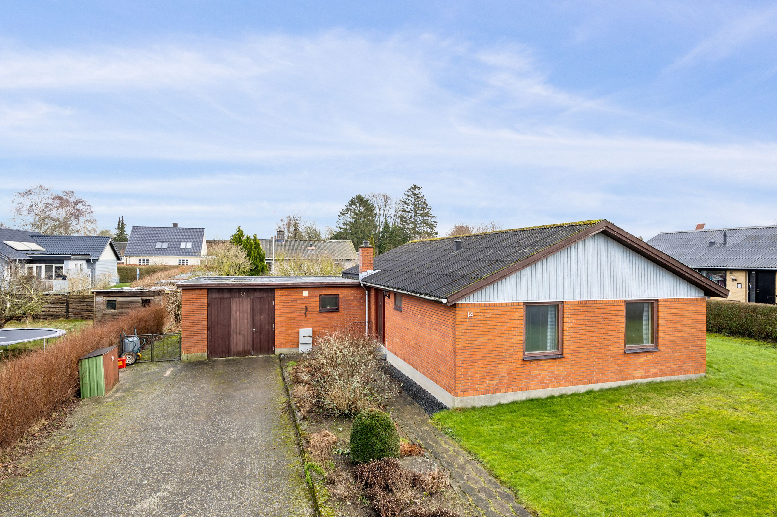 NYHED - 1-plansvilla med værksted/garage - Kun 1 ejer.