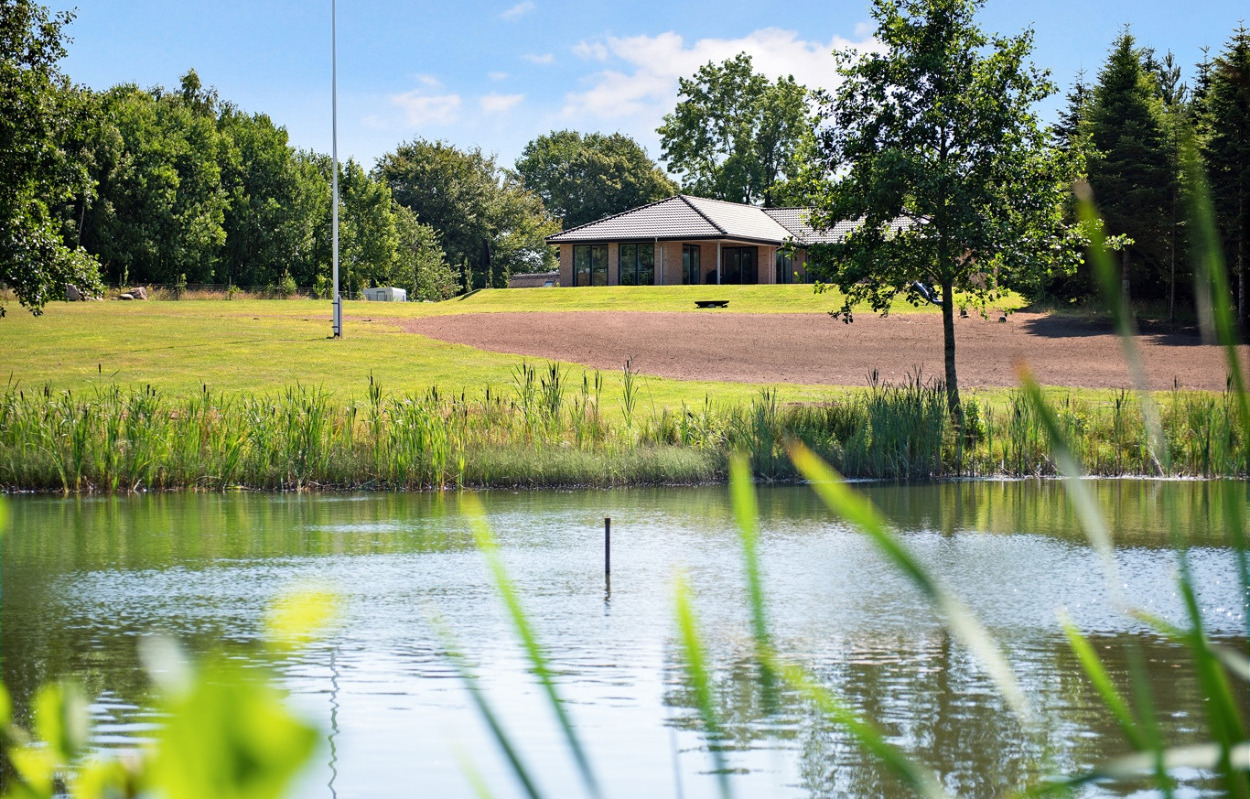 Liebhaverejendom fra 2017 med egen sø og jagtmuligheder