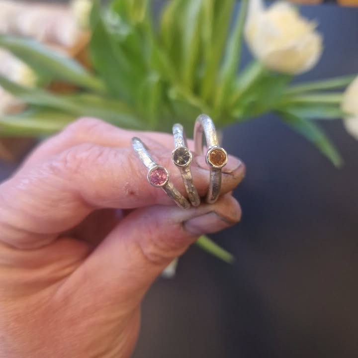 Farverige ædelstene lyser op hos Guldsmed Ø på en grå dag