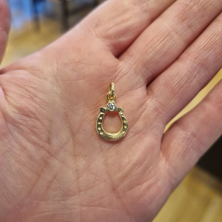 Guldsmed Ø opfordrer til personlig konfirmationsgave med eget guld