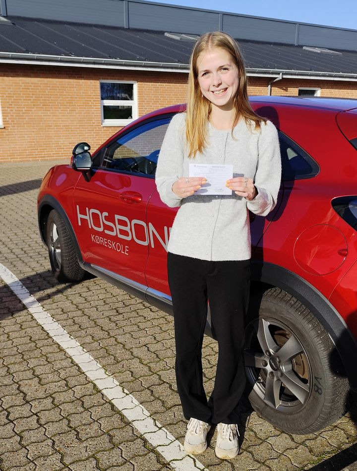 StartDriving.dk - Hosbonds Køreskole fejrer Theas succesfulde køreprøve i solskinnet