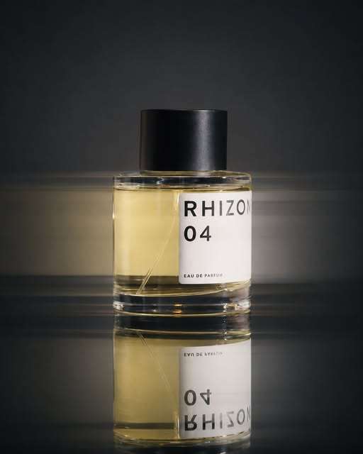 Qvist Skincare præsenterer RHIZOME 04 med varme trænoter og blød amber