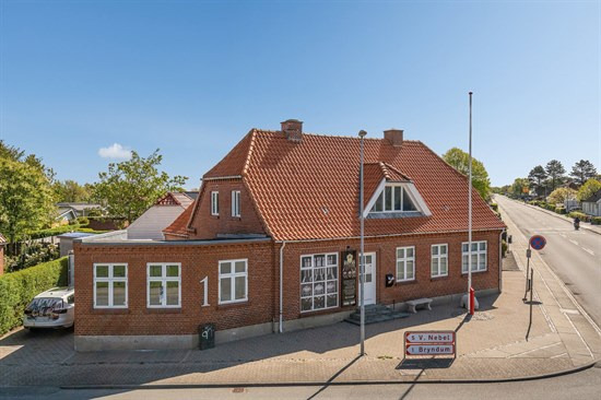 Charmerende ejendom med skøn gårdhave og mulighed for erhverv