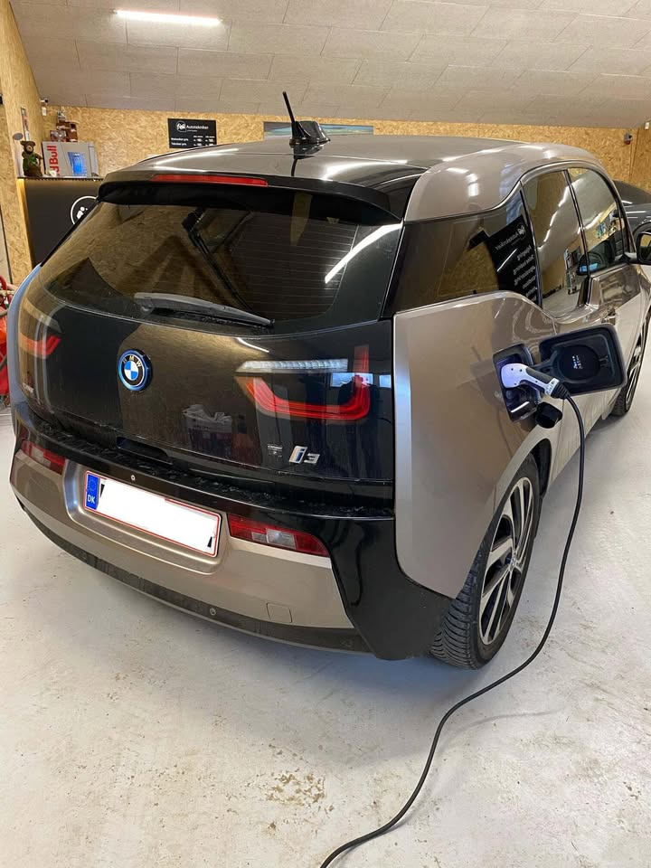Autotekniker Kim Skytthe tilbyder service på el- og hybridbiler