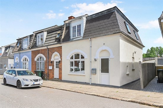 Lollandsgade 13 og 1 anden boliger er kommet til salg denne uge i Nykøbing F - se boligerne her.